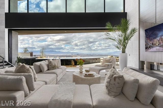 12 Chisel Crest Court, Henderson, NV 89012