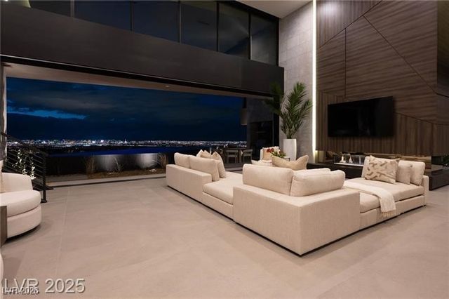 12 Chisel Crest Court, Henderson, NV 89012