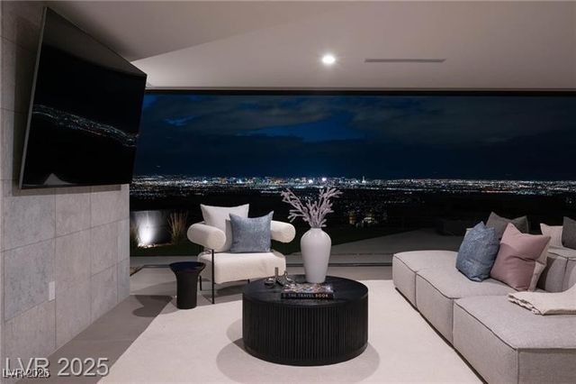 12 Chisel Crest Court, Henderson, NV 89012