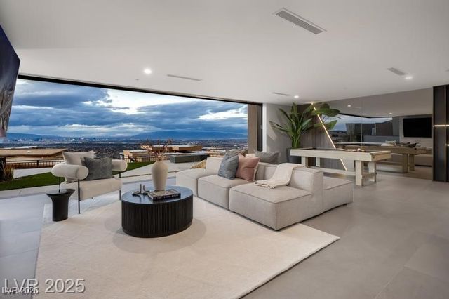 12 Chisel Crest Court, Henderson, NV 89012