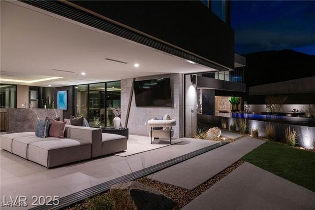 12 Chisel Crest Court, Henderson, NV 89012