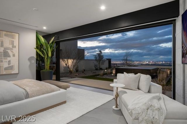 12 Chisel Crest Court, Henderson, NV 89012