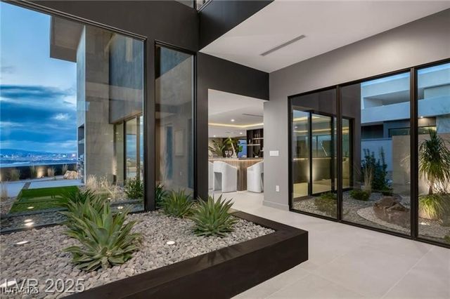 12 Chisel Crest Court, Henderson, NV 89012