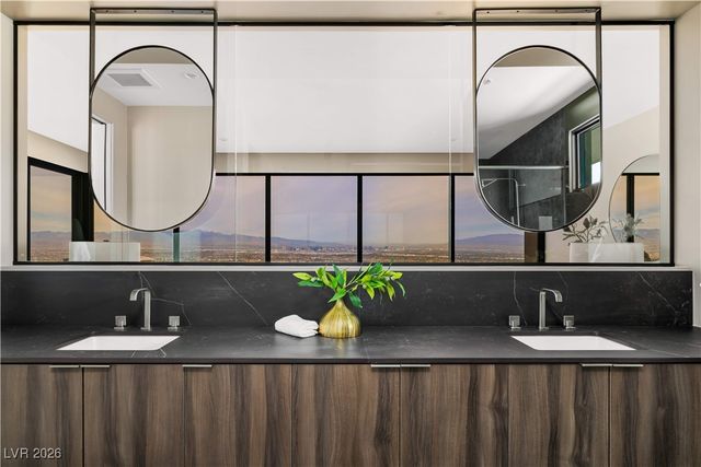 12 Chisel Crest Court, Henderson, NV 89012