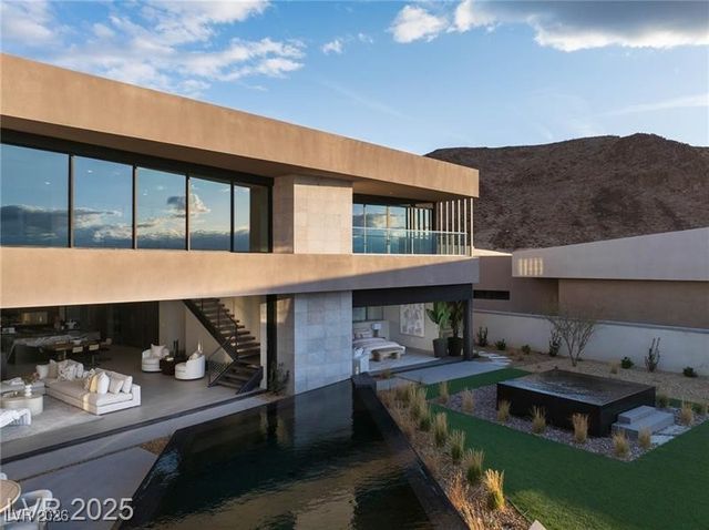 12 Chisel Crest Court, Henderson, NV 89012