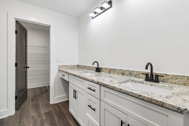 190 Green Meadow Dr, Smithville, TN 37166