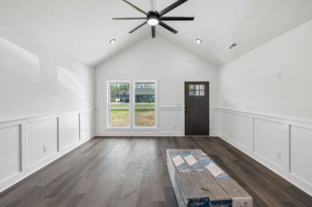 190 Green Meadow Dr, Smithville, TN 37166