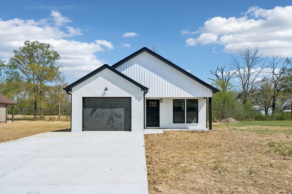 190 Green Meadow Dr, Smithville, TN 37166