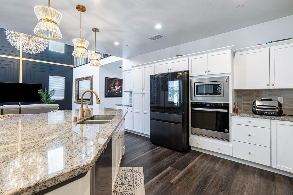 Image 22 of property listing at 4167 Poe Avenue, Clovis, CA 93619