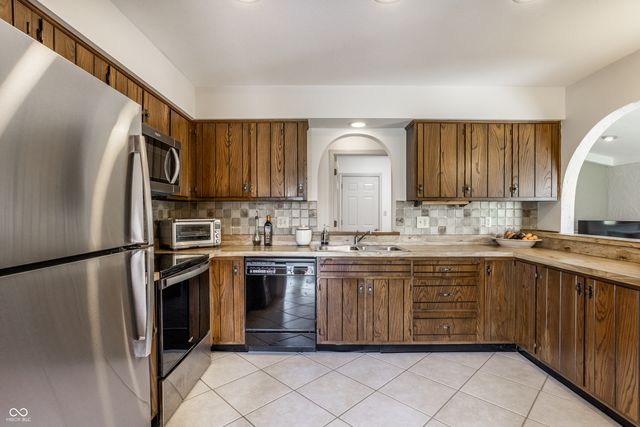 1627 Forward Pass Court, Indianapolis, IN 46217