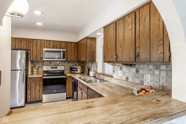 1627 Forward Pass Court, Indianapolis, IN 46217