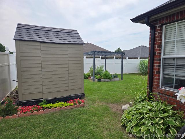 1102 S Catalina Drive, Oologah, OK 74053