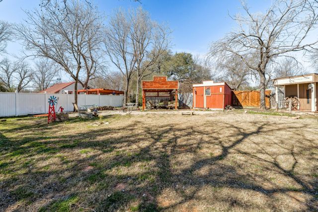 604 SW Barnard Street, Glen Rose, TX 76043