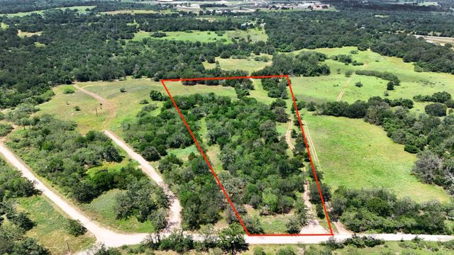 544 Coastal LN, Luling, TX 78648