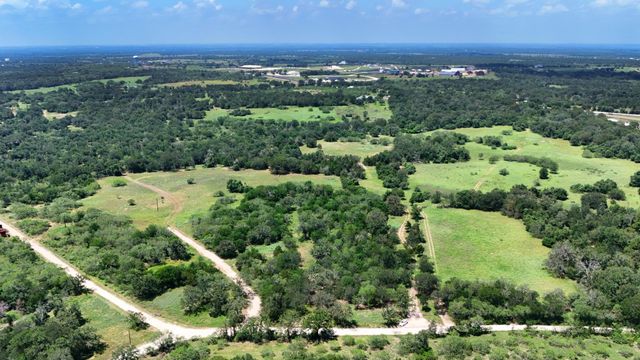 544 Coastal LN, Luling, TX 78648