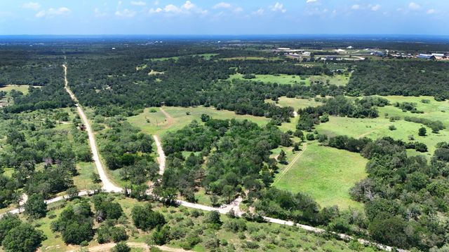 544 Coastal LN, Luling, TX 78648