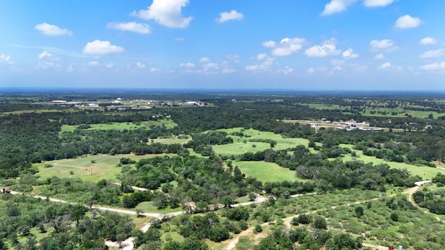 544 Coastal LN, Luling, TX 78648
