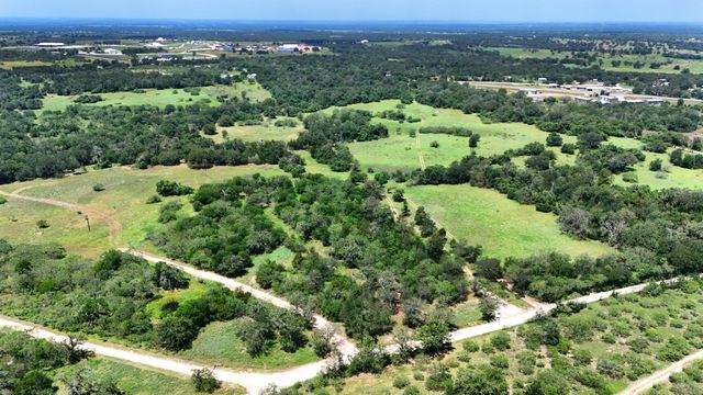 544 Coastal LN, Luling, TX 78648