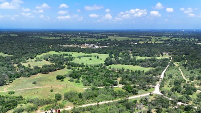 544 Coastal LN, Luling, TX 78648