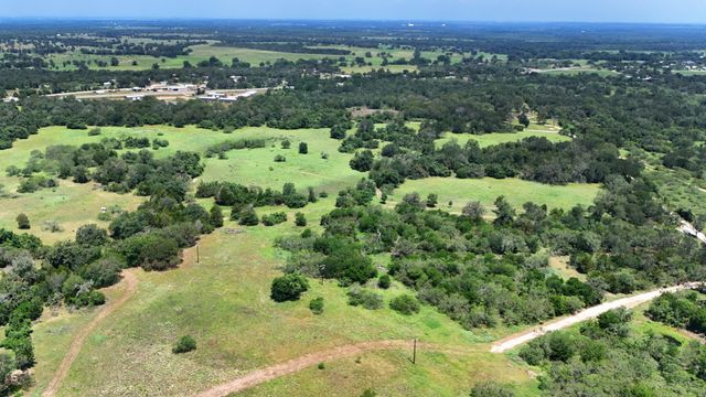 544 Coastal LN, Luling, TX 78648