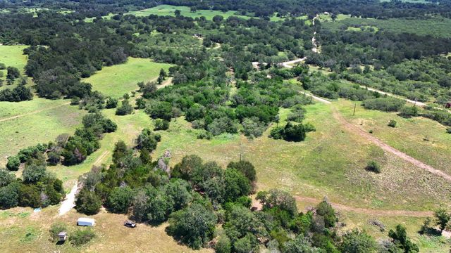 544 Coastal LN, Luling, TX 78648