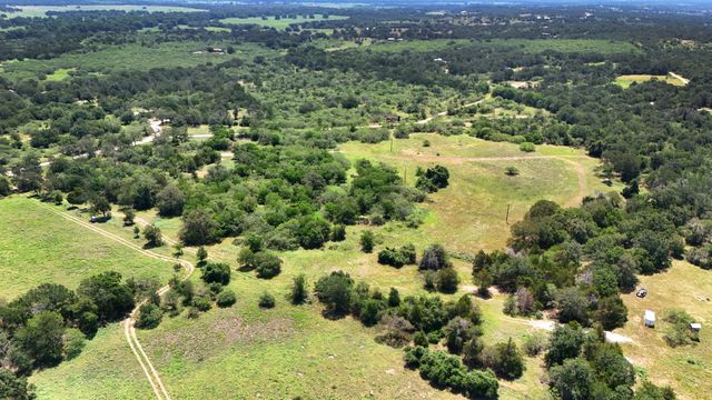 544 Coastal LN, Luling, TX 78648