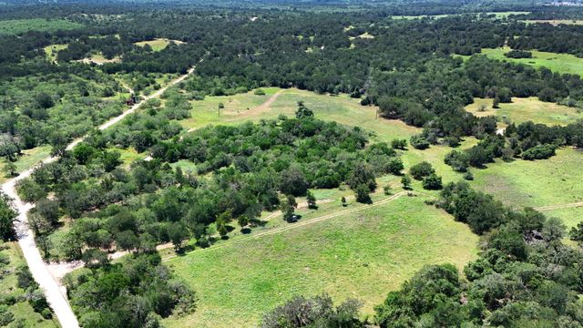 544 Coastal LN, Luling, TX 78648