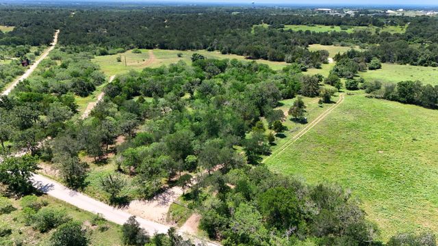 544 Coastal LN, Luling, TX 78648