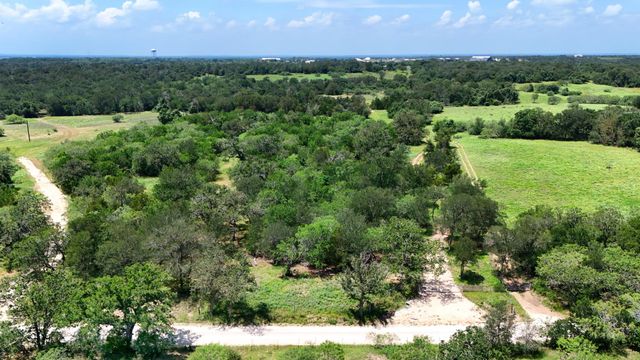544 Coastal LN, Luling, TX 78648