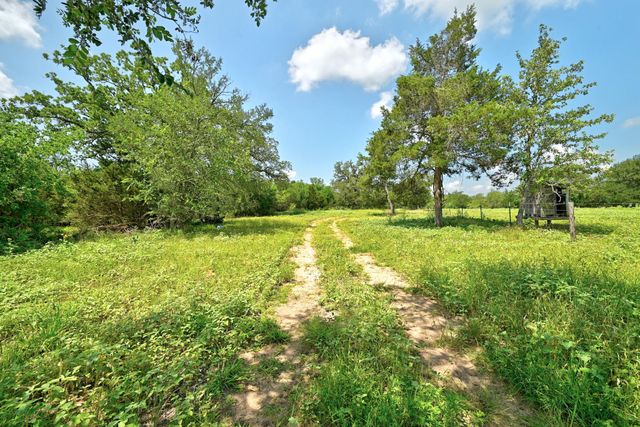 544 Coastal LN, Luling, TX 78648