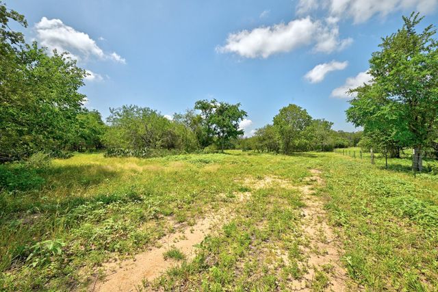 544 Coastal LN, Luling, TX 78648