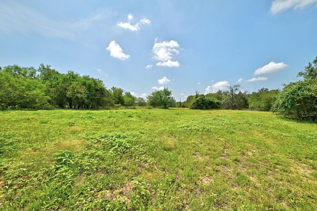 544 Coastal LN, Luling, TX 78648