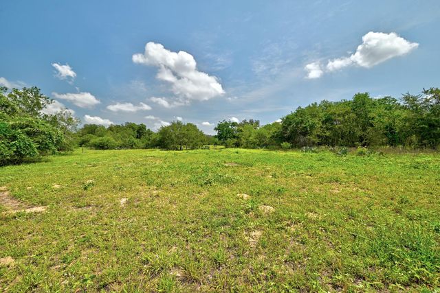 544 Coastal LN, Luling, TX 78648