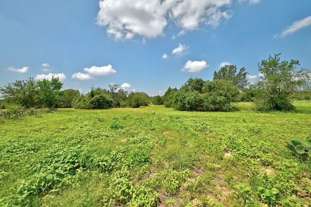 544 Coastal LN, Luling, TX 78648