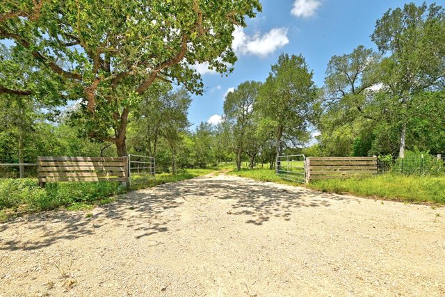 544 Coastal LN, Luling, TX 78648