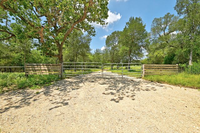 544 Coastal LN, Luling, TX 78648