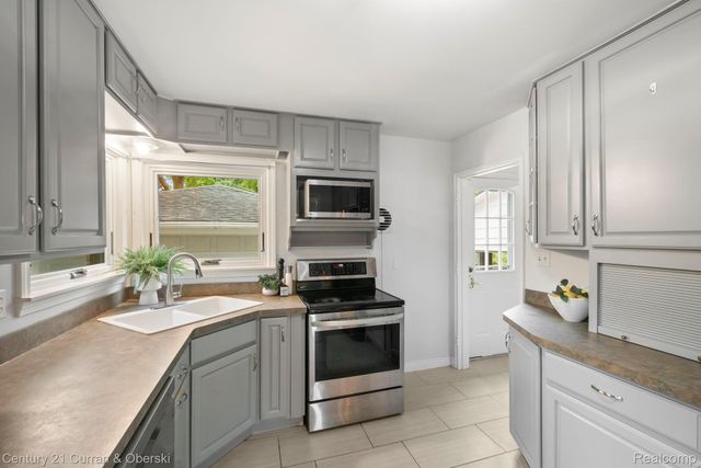 31560 Leelane, Farmington, MI 48336