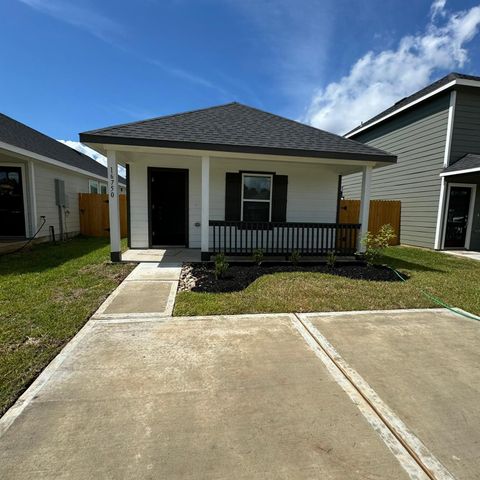 16750 N Marie Village Dr, Conroe, TX 77306