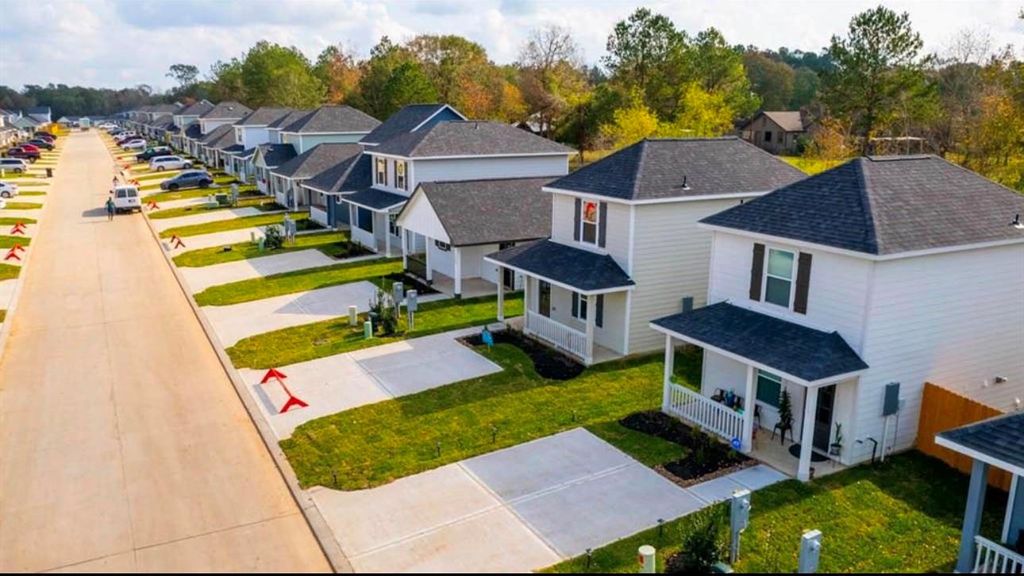 16750 N Marie Village Dr, Conroe, TX 77306