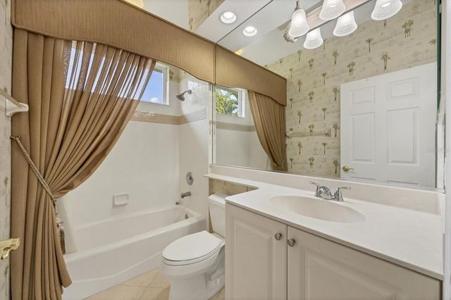 7915 WARWICK GARDENS LANE, University Park, FL 34201