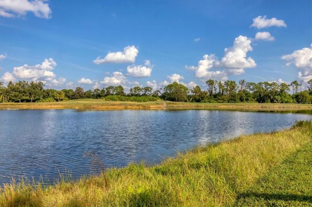 7915 WARWICK GARDENS LANE, University Park, FL 34201