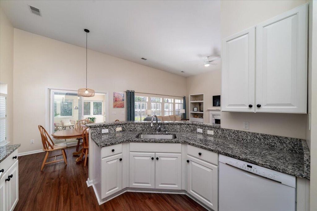 Image 11 of property listing at 1301 Sassafrass Circle, Mount Pleasant, SC 29466