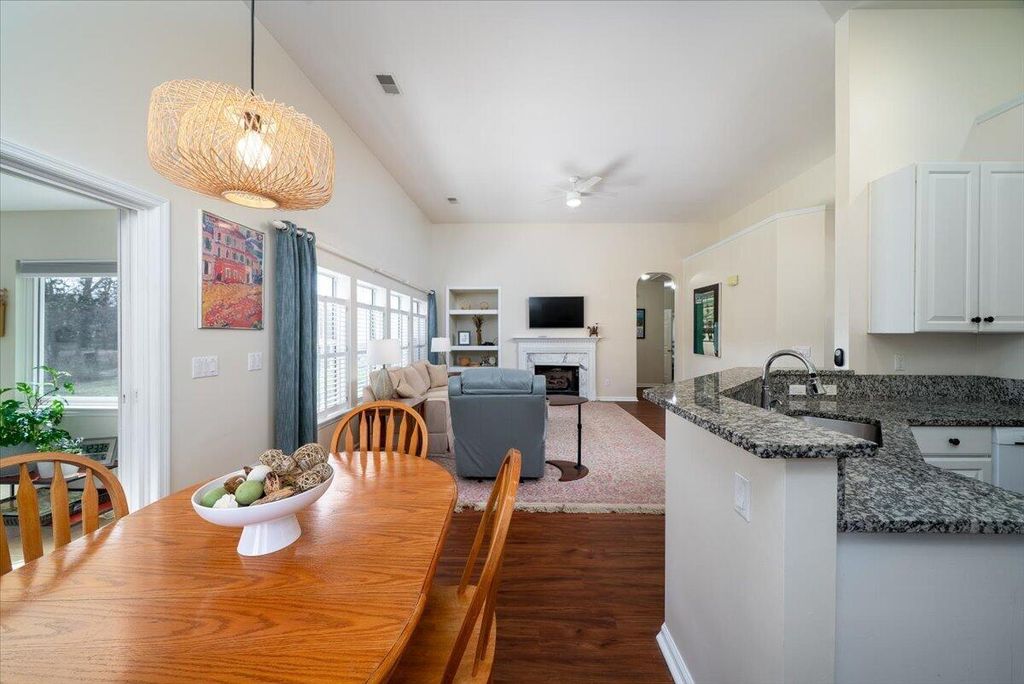 Image 14 of property listing at 1301 Sassafrass Circle, Mount Pleasant, SC 29466