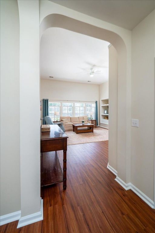 Image 5 of property listing at 1301 Sassafrass Circle, Mount Pleasant, SC 29466