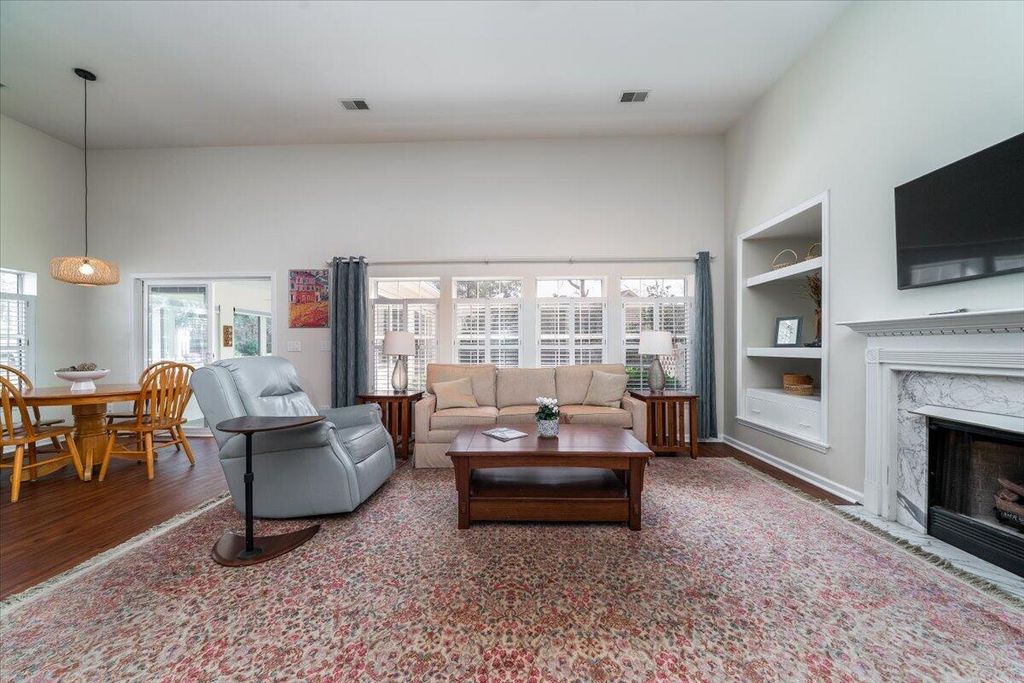 Image 6 of property listing at 1301 Sassafrass Circle, Mount Pleasant, SC 29466