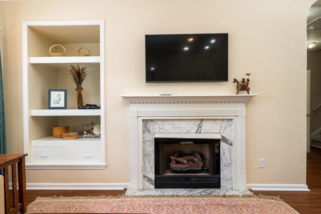 Image 8 of property listing at 1301 Sassafrass Circle, Mount Pleasant, SC 29466