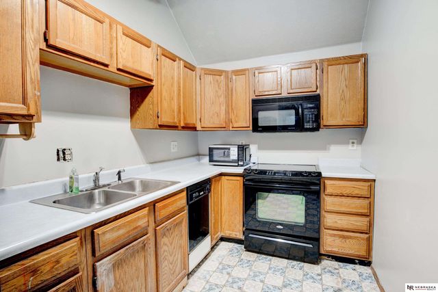 9861 N 60th Street, Omaha, NE 68152