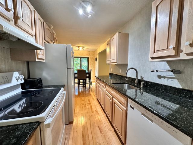 31 Woodsedge Drive APT 1C, Newington, CT 06111