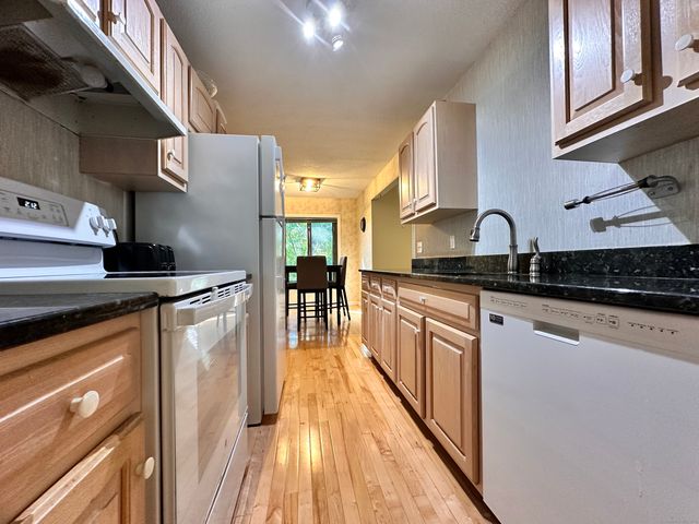 31 Woodsedge Drive APT 1C, Newington, CT 06111