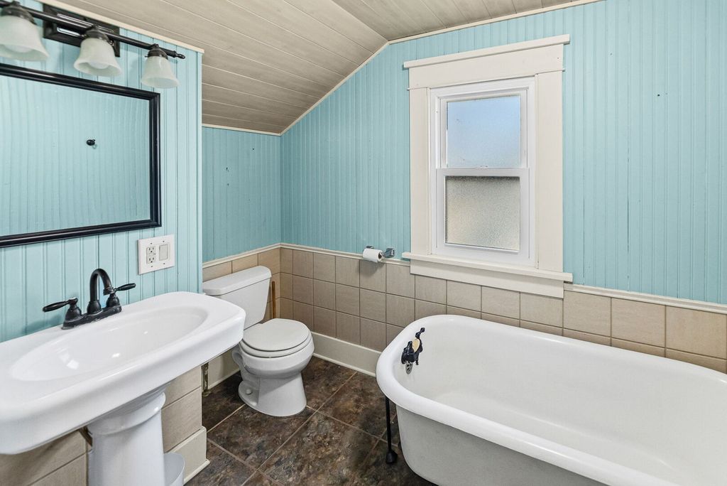 Image 31 of property listing at 527 E 4th Street, Centralia, IL 62801